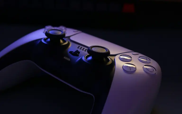 از دیگر ویژگی سخت افزاری PSVR2 در PS5 باید به هدست و کنترلرها اشاره کنیم که مجهز به موتور لرزشی داخلی هستند.