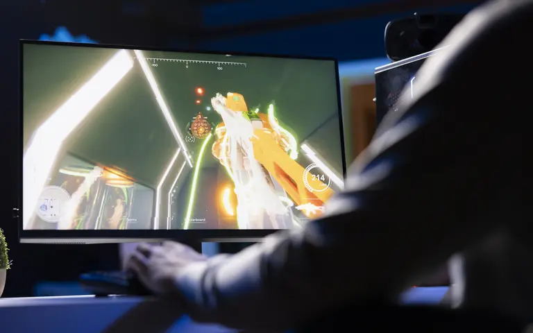 تلویزیونهای OLED معمولاً به قابلیتهایی مثل Pixel Shift مجهز هستند که با جابهجایی جزئی پیکسلها از سوختن آنها جلوگیری میکند. ف