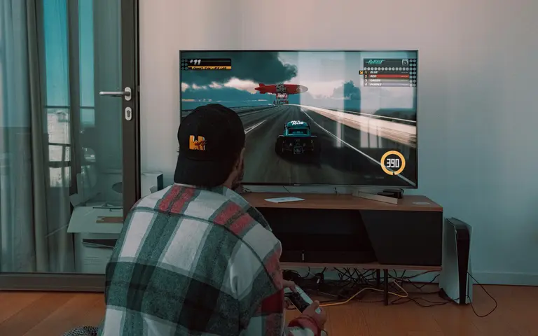ALLM (Auto Low Latency Mode) یا حالت تأخیر کم خودکار، قابلیتی است که تلویزیون را بهطور خودکار در حالت گیمینگ با کمترین تأخیر ورودی قرار میدهد.